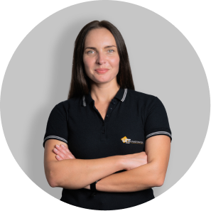 Bioramybės vadybininkė su įmonės marškinėliais